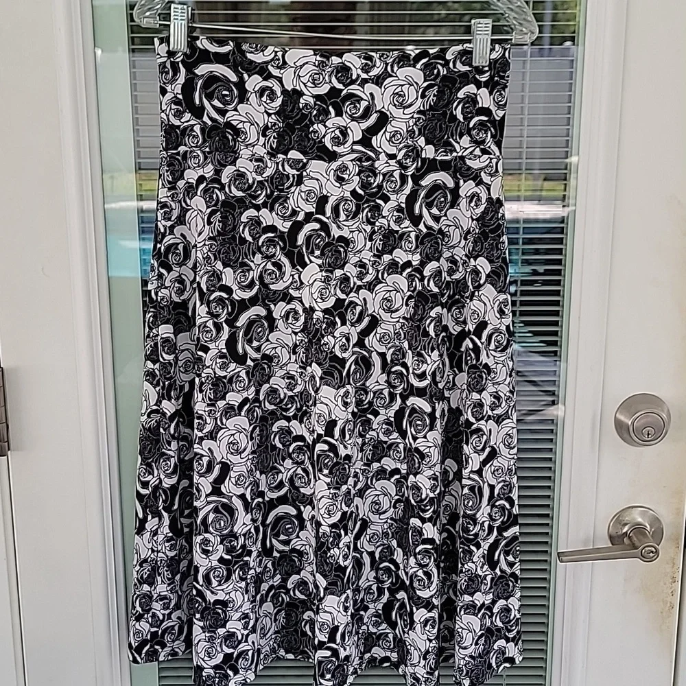 LuLaRoe Black and White Rose Print Flowy Simply Comfortable Midi Skirt Sz M - Picture 5 of 7
